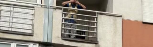 "SUZE SAME IDU": Pogledajte kako građani sa terasa pozdravljaju studente