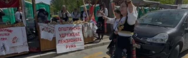 PENZIONERKE ZAIGRALE KOLO: Veselo pred svenarodni skup u Beogradu (VIDEO)