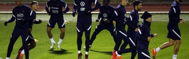 Francuzi bez šestorice, menjaju formaciju, brani Mandanda, napada Tiram