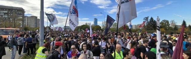 (UŽIVO) Na hiljade studenata krenulo na veliki skup u NS: Građani masovno došli da ih isprate (FOTO/VIDEO)