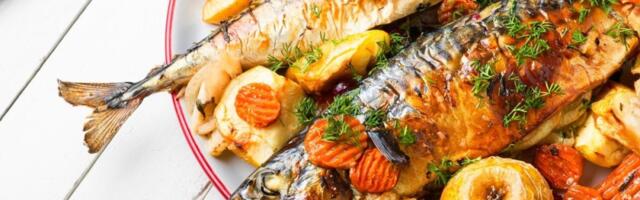 Dok pečete ribu dodajte jabuku u pleh: Šokiraćete se koji problem rešava trik iskusnih domaćica