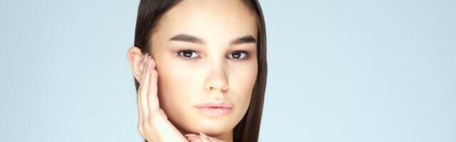 Ovaj TikTok trik obećava prirodniju šminku: Prvo ga je promovisala Šeron Stoun - da li zaista funkcioniše?