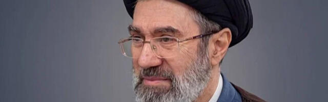 Ајатолах Моџтаба Хамнеи честита и прети