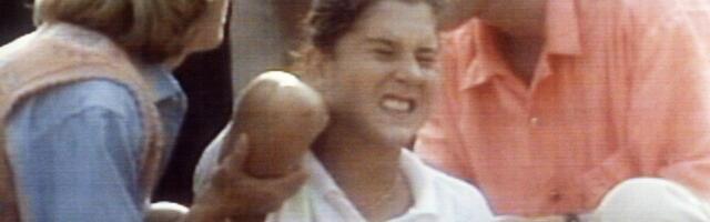 KAKO JE LUDAK NOŽEM OD 23CM UNIŠTIO NOVOSAĐANKI ŽIVOT I PROMENIO ISTORIJU SPORTA! Krvnički je napao Moniku tokom meča i umalo je ubio, pa dobio smešnu kaznu!