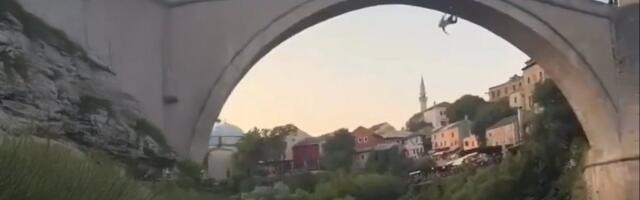 Jezivo: Skočio sa mosta i nestao pod vodom (VIDEO)