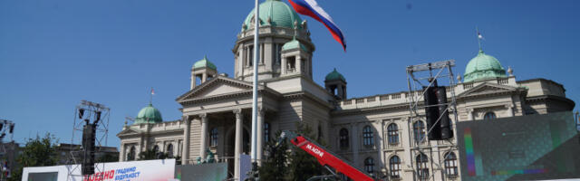 Почеле припреме за велики скуп „Србија једна породицаˮ испред Скупштине