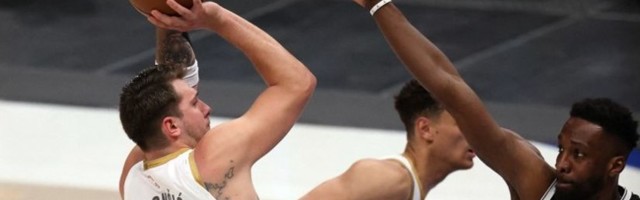 Irvingu malo 45 protiv Dončića i Teladi, Ras na tri tripl-dabla od istorijskog rekorda (VIDEO)