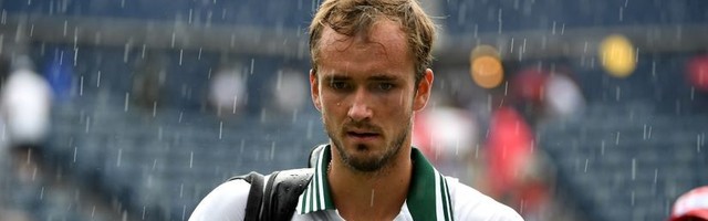 Medvedev se ozbiljno mučio, kiša ga pogurala do naredne runde