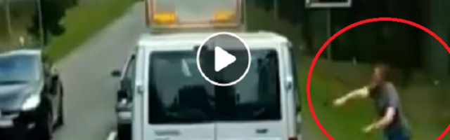 Kamiondžija je imao osvetu za njega! Izašao iz vozila i očitao mu grubu lekciju koju će pamtiti (VIDEO)