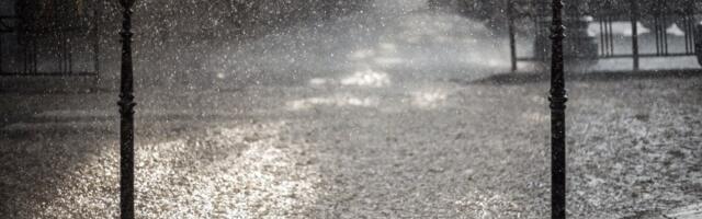 Jezero nasred puta, automobil potopljen (FOTO i VIDEO)