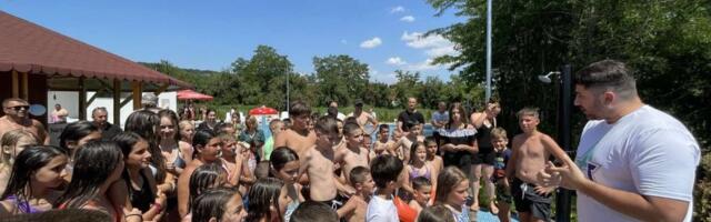 Nikola Rađen na spektaklu! Otvoren kompleks bazena sa školom plivanja na Kosovu i Metohiji! (FOTO)