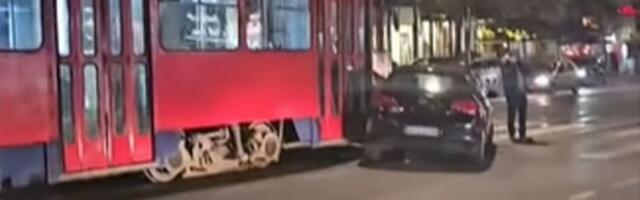 OPET SUDAR TRAMVAJA I AUTOMOBILA U BEOGRADU! Novi saobraćajni kolaps! (VIDEO)