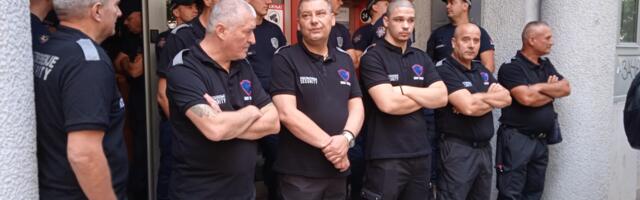 Srbija centar: Privredna komora Srbije slagala javnost – sala poluprazna, a poslanicima i stručnoj javnosti zabranjen ulaz