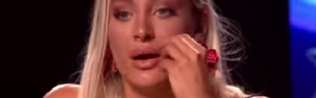 LUNA ĐOGANI U HALJINI SA ŠLICEM DO PUPKA, SILIKONI SAMO ŠTO NE EKSPLODIRAJU! Gore društvee mreže, svi primetili OVAJ DETALJ! (FOTO)