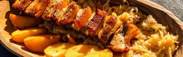 Najsočniji zimski ručak: Svinjska rebarca u rerni - 2 priloga koja obaraju sa nogu