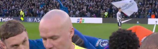 Komična scena na Stamford Bridžu: Igrači Čelsija okružili sudiju i zagrlili ga pred meč sa Njukaslom /VIDEO/