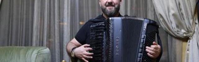 "On je uveselio tu kuću" Narod ga obožava, svirao čak i na ispraćaju u zatvor, baš ništa mu ne predstavlja problem