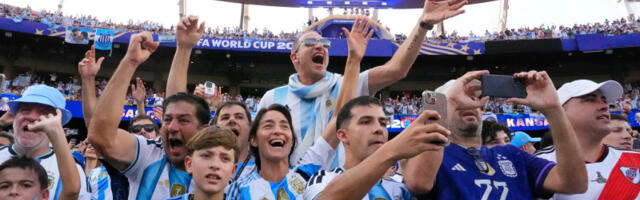 Kakav džumbus: Navijači Argentine spalili zastavu Ujedinjenog kraljevstva umesto Engleske (VIDEO)