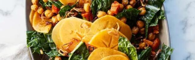 Salata s keljom, hrskavim leblebijama i prženim lukom
