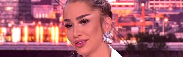 ISPLIVALA SKANDALOZNA FOTKA ALEKSANDRE NIKOLIĆ SA DVA STARIJA MUŠKARCA: Ovako je izgledala dok je radila kao animir dama! (FOTO)