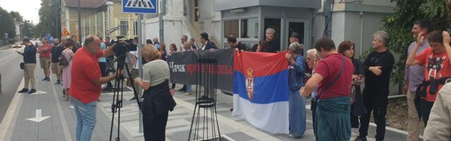 Prtotest ispred zgrade policije i blokada ulice zbog hapšenja trojice ekoloških aktivista