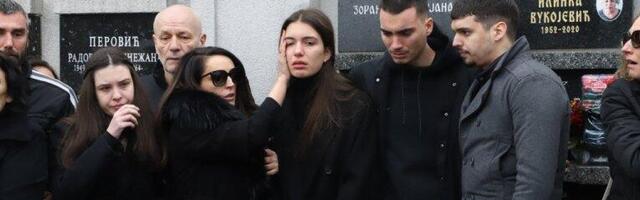 SRCE DA PREPUKNE: Milojeva deca neutešna! Nikola i Maša rone suze dok im sahranjuju oca (VIDEO)