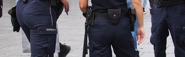 Grupi muškaraca 30 dana proitvora za napad na policajce