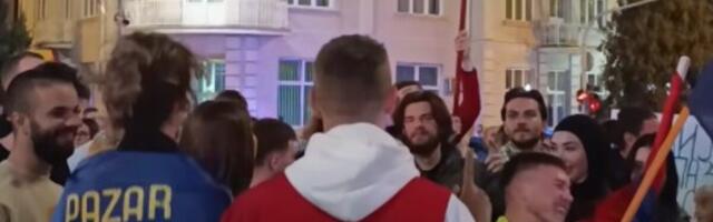 Novopazarski studenti stigli u Inđiju: Centar zatvoren zbog masovnog dočeka