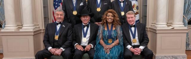 Donald Tramp uručio priznanja Kenedi centra grupi KISS, Silvesteru Staloneu, Gloriji Gejnor i drugim legendama