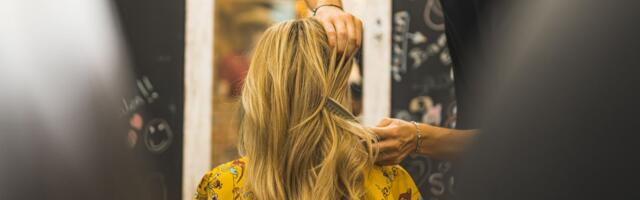 Ovo je frizura koju će svi nositi u 2026. godini! Savršena je za svaki dan, a nosile su je i naše bake