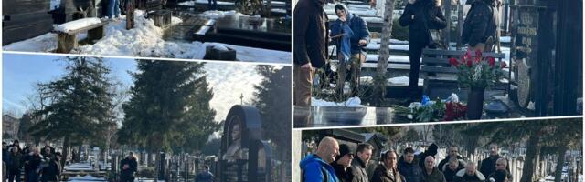 PRIJATELJI I SARADNICI SE OKUPILI NA ARKANOVOM POMENU Grob zatrpan crvenim ružama, a tu je sin njegovog prijatelja koji je ubijen sa Ražnatovićem (VIDEO)
