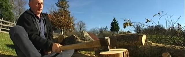 MUKE RADOVE: Na noge ne može već 38 godina, ali rukama "hoda" i sve radi po imanju! Zdravi leže i lenčare, a on radi 12 hektara, vozi frezu, cepa drva (VIDEO)