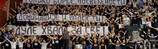 "Grobari" se bakljadom u Beogradu oprostili od Duleta: Pogledajte tužne scene (VIDEO)