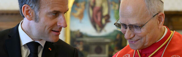 Макрон поклонио папи кошаркашки дрес са потписима репрезентативаца