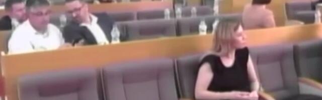 SKANDAL BEZ PRESEDANA U TRSTENIKU! Pogledajte kako odbornik Miroslava Aleksića šutira načelnicu opštinske uprave - ODMAH UDALJEN SA SEDNICE! (VIDEO)