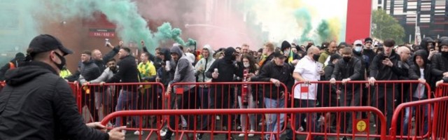 NEREDI NA OLD TRAFORDU JOŠ UVEK TRAJU! Odložen VELIKI DERBI zbog DIVLJANJA navijača!