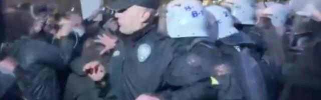 ZAVOĐENjE REDA: Turski policajci suzavcem na demonstrante u Istanbulu
