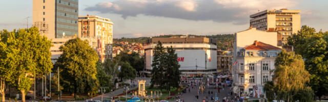 &quot;OVAJ ZAKON 'SVOJ NA SVOME' JE PRAVA STVAR&quot; Nišlije zadovoljno čekaju u redu da predaju zahteve za legalizaciju, prijem na 24 lokacije