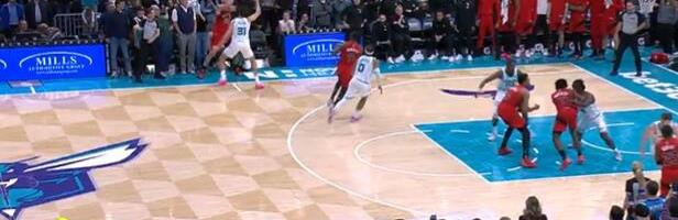 AMERI, GLEDAJTE I UČITE! Srbin uzeo tajm-aut na 1.6 sekundi pre kraja meča i nacrtao pobedu! Luda trojka uz zvuk sirene! (VIDEO)