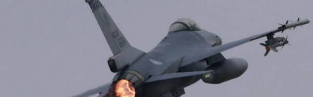 Турска: војни авион пао на ауто-пут Измир-Истанбул, погинуо пилот