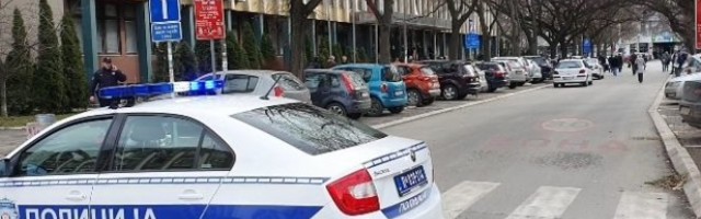 LAŽNA UZBUNA U NOVOM SADU! Zaposleni evakuisani kada je u sud stigla dojava: NEKA BUDALA JE UNELA BOMBU/VIDEO/
