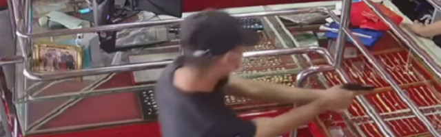 Tokom pljačkanja prodavnice, pas čuvar je uradio neveravnu stvar!