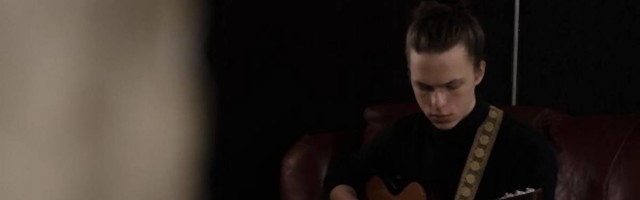Pričali smo sa Igorom Božanićem, mladim banjalučkim kantautorom koji stvara muziku između večne patnje i večnog smeha!
