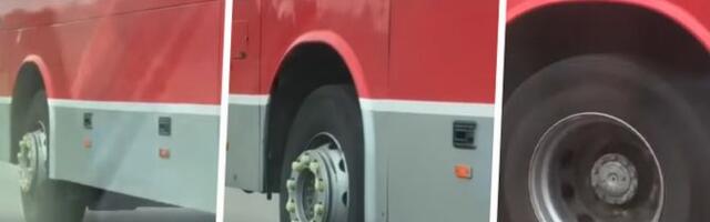 Dangerous scene filmed on highway in Belgrade: Bus "floats" at full speed, lifted wheel not turning