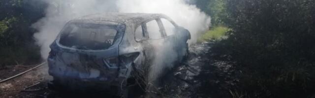 OVO JE ZAPALJENI AUTO PUCAČA NA KAVČANINA: Vujović pogođen u leđa i ruke, u vozilu nađena i automatska puška!