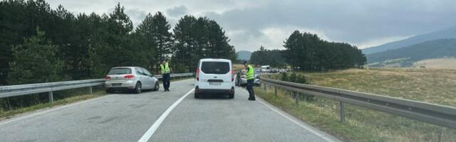 Sudar tri automobila na putu Užice–Nova Varoš, četiri osobe povređene