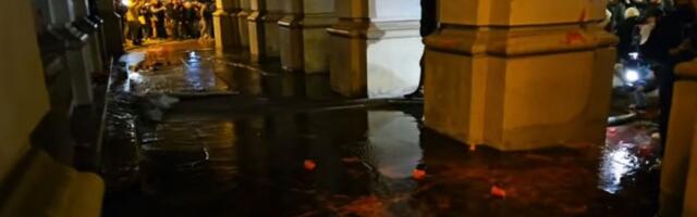 Incidenti ispred Gradske kuće NS: Bačene kamenice i crvena farba (VIDEO, FOTO)