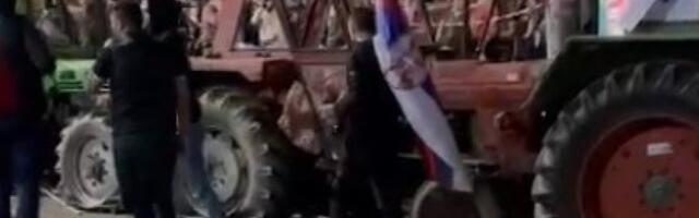 IZ PUKE OBESTI: Huligani iz redova opozicije razbijaju traktore (VIDEO)