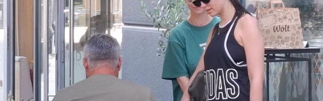 (PAPARACO) MILICA PAVLOVIĆ USLIKANA BEZ TRUNKE ŠMINKE - Sportska garderoba i zalizana kosa, ne biste je prepoznali, a evo kako se ponaša kad ne zna da je snimaju