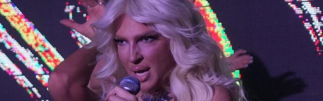 Zapalila Vrnjačku Banju: Karleuša u vatrenom crvenom izdanju digla publiku na noge (VIDEO)